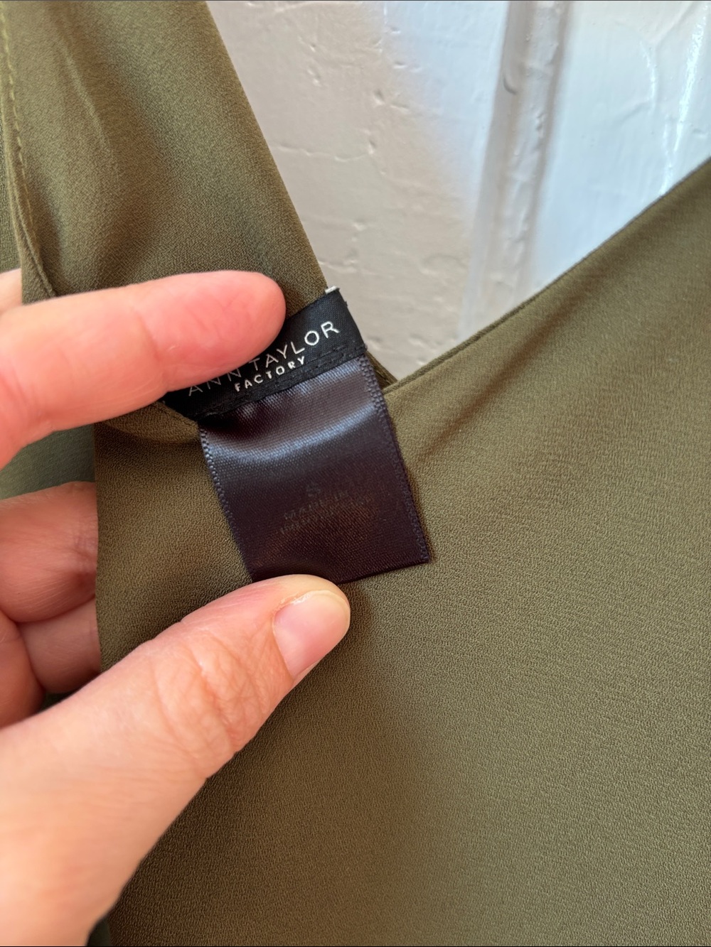 Ann Taylor Factory Olive V-Neck Sleeveless Top - Picture 4 of 8